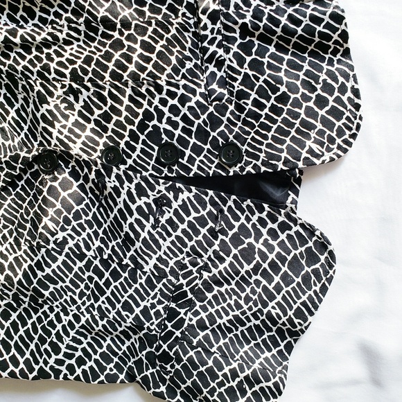 First Option black and white button down blouse - Picture 4 of 6